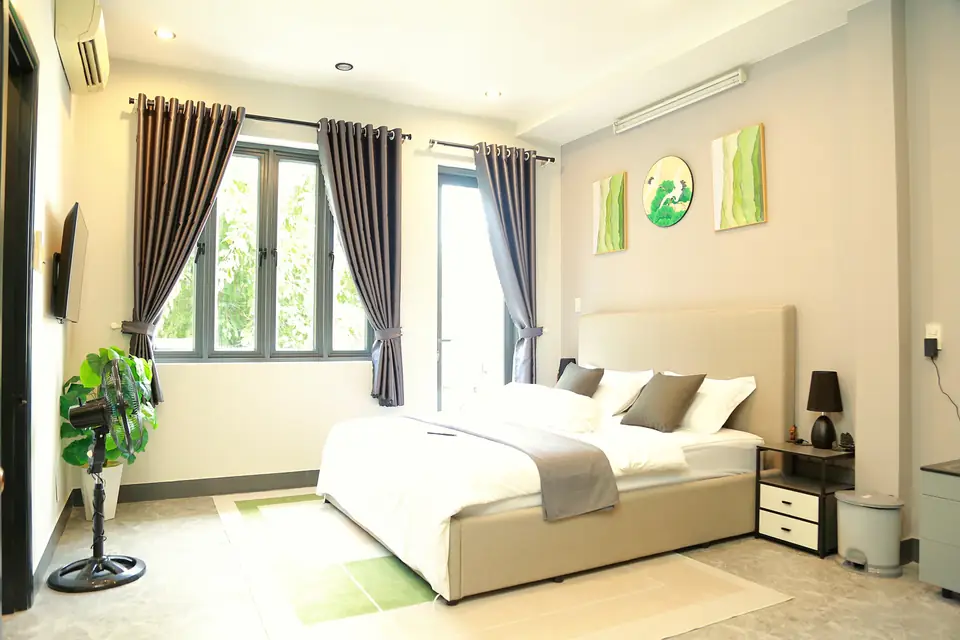 Bilik tidur utama dengan katil 180×200 cm dan tingkap besar