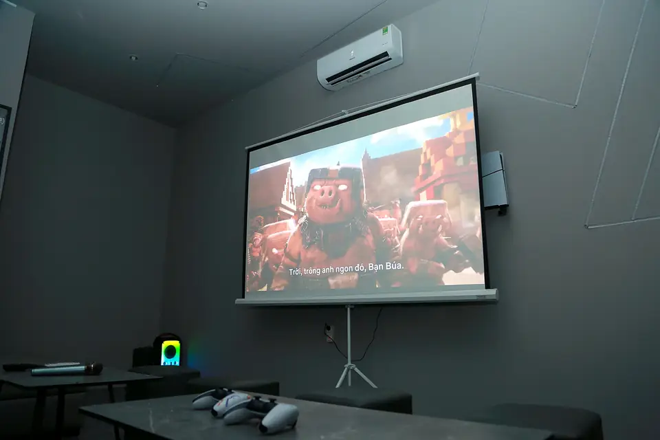 Schermo del proiettore 4K su treppiede nella sala buia