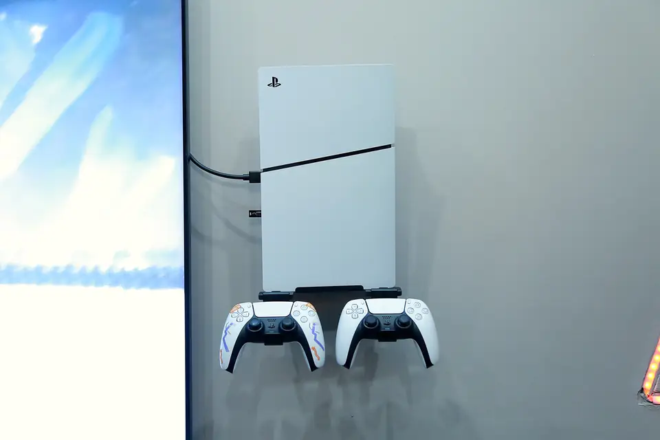 PlayStation na ścianie z dwoma kontrolerami