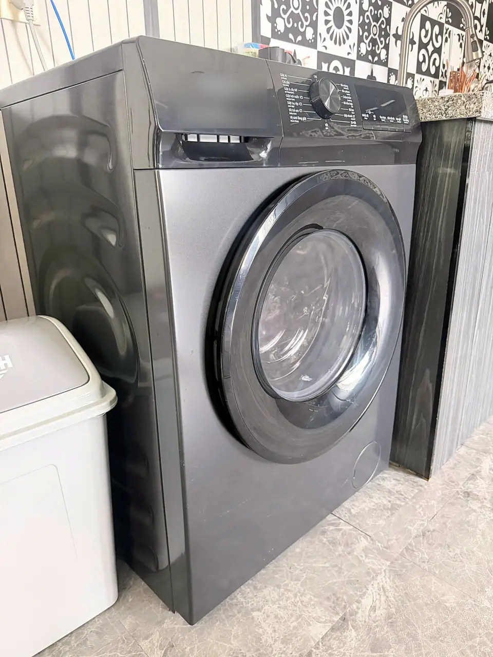 Frontlader-Waschmaschine in der Ecke des Küchenbereichs