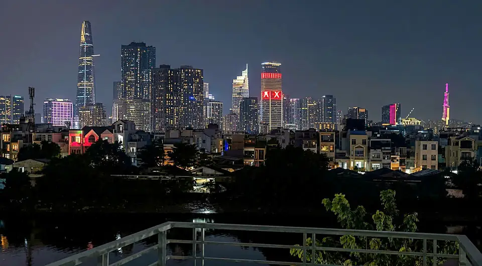 루프탑에서 본 밤의 도시 스카이라인